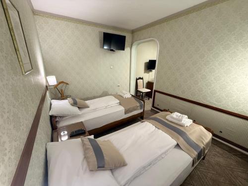 Garni Hotel Lav - Tap to explore photos