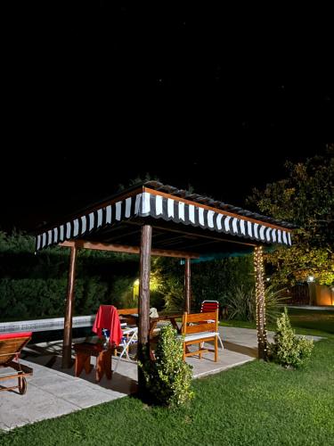 Casa con parque sonado, gran piscina, parrilla y CheckOut 18 hs! in Duggan