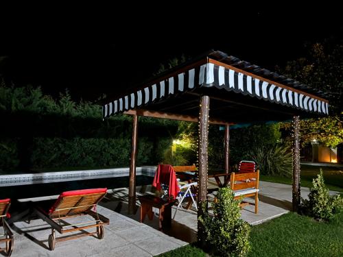Casa con parque sonado, gran piscina, parrilla y CheckOut 18 hs! in Duggan