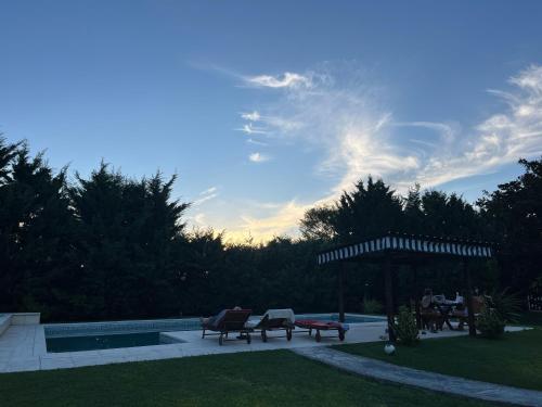 Casa con parque sonado, gran piscina, parrilla y CheckOut 18 hs! in Duggan