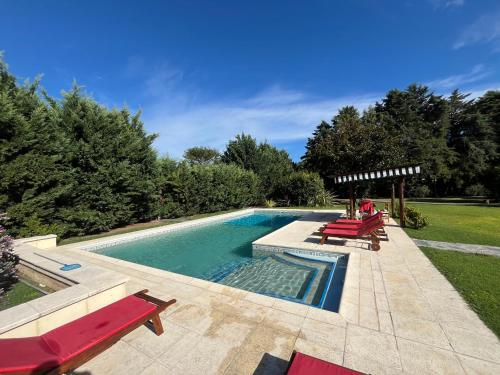 Casa con parque soñado, gran piscina, parrilla y CheckOut 18 hs!