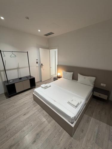 Leon Hotel, Kashar