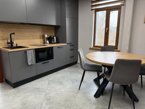 BRIVIBAS RESIDENCE - WEST / EAST, free PRIVAT parking, free WIFI, self check-in, Riga
