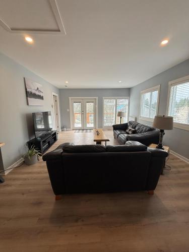 Village Lake Escape - Brand New 3 Bedroom in Shawnigan Järv (BC)