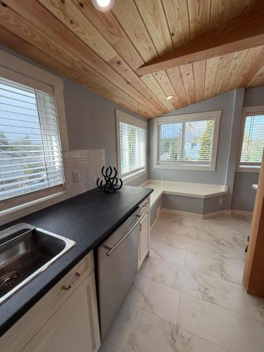 Village Lake Escape - Brand New 3 Bedroom in Shawnigan Järv (BC)