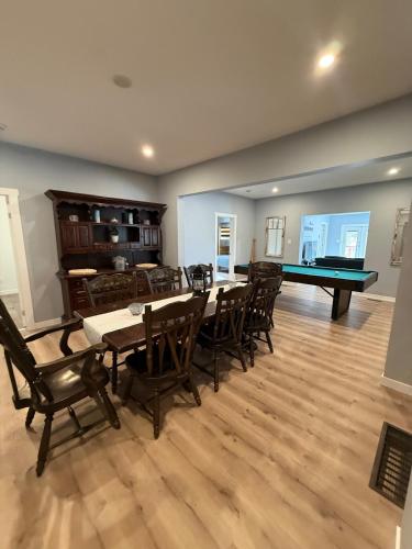 Village Lake Escape - Brand New 3 Bedroom in Shawnigan Järv (BC)