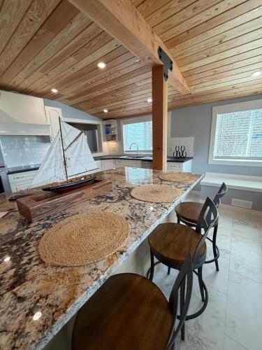 Village Lake Escape - Brand New 3 Bedroom in Shawnigan Järv (BC)