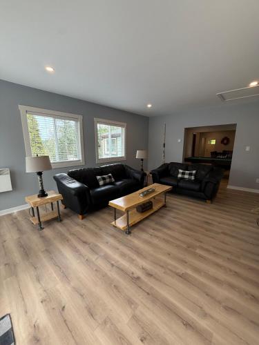 Village Lake Escape - Brand New 3 Bedroom in Shawnigan Järv (BC)