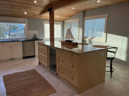 Village Lake Escape - Brand New 3 Bedroom in Shawnigan Järv (BC)