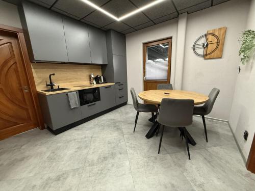 BRIVIBAS RESIDENCE - EAST / WEST, free PRIVAT parking, free WIFI, self check-in, Riga