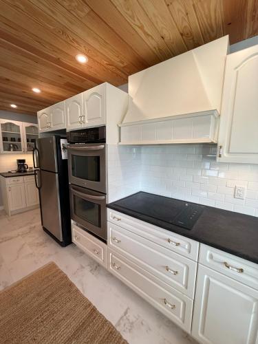 Village Lake Escape - Brand New 3 Bedroom in Shawnigan Järv (BC)
