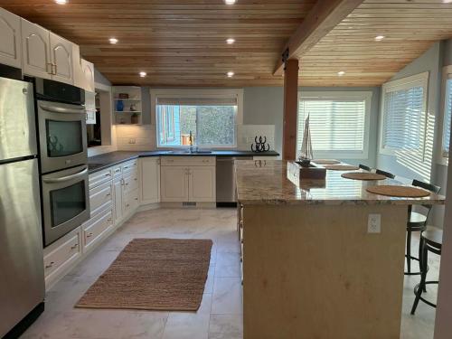 Village Lake Escape - Brand New 3 Bedroom in Shawnigan Järv (BC)
