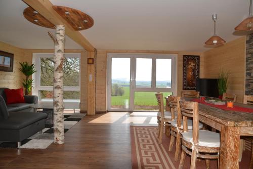 共用Lounge/電視區, Haus Allgäublick bei Kronburg - Alleinstehend mit Sauna, Kamin und eingezäuntem Garten (Haus Allgaublick bei Kronburg - Alleinstehend mit Sauna, Kamin und eingezauntem Garten) in 勞查赫