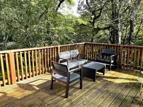 Belle 2 bedroom log cabin with hot tub, forest and loch in Inverinan Beag