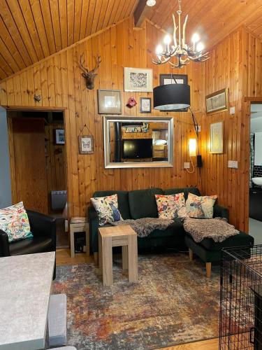 Belle 2 bedroom log cabin with hot tub, forest and loch in Inverinan Beag
