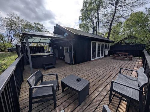 Belle 2 bedroom log cabin with hot tub, forest and loch in Inverinan Beag