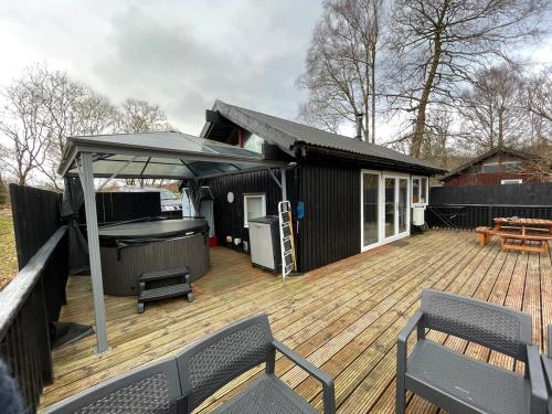Belle 2 bedroom log cabin with hot tub, forest and loch in Inverinan Beag