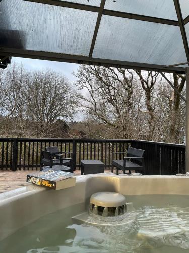 Belle 2 bedroom log cabin with hot tub, forest and loch in Inverinan Beag