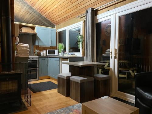 Belle 2 bedroom log cabin with hot tub, forest and loch in Inverinan Beag