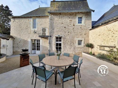 La Pierre du Bonheur Maison de village de 2 à 8 personnes gîte à louer Le Petit Targé