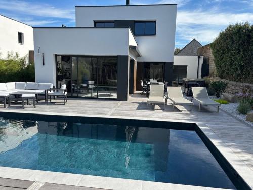 Maison contemporaine avec piscine et spa – khách sạn tại Guerande