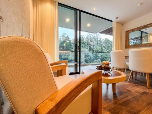 Modern Escape in El Retiro | 2BR & Scenic Views