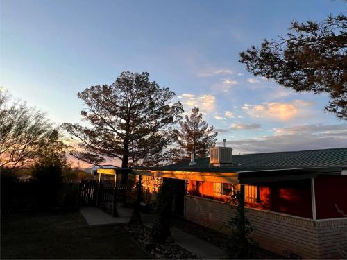 Hole in the Wall Getaway - USA Mexico Border Bed and Breakfast - Columbus, NM