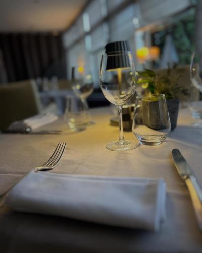 餐廳, Logis - Hôtel du Nord et Restaurant La Table d'Elisa (Logis - Hotel du Nord et Restaurant La Table d'Elisa) in 康比涅市中心