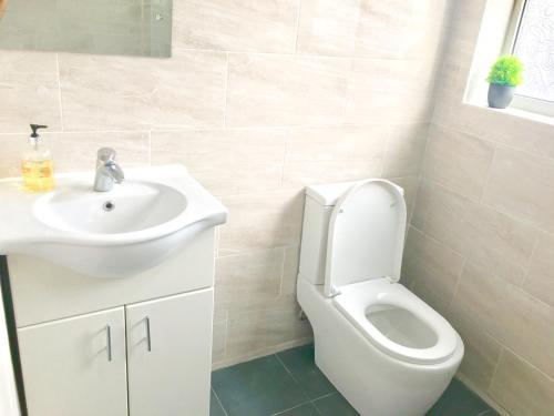 Studio Apartment, Private Bathroom and Parking 4