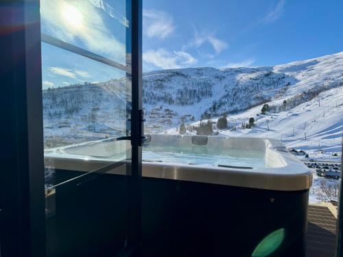Bañera de hidromasaje, Luxurious chalet for family and friends in Stranda