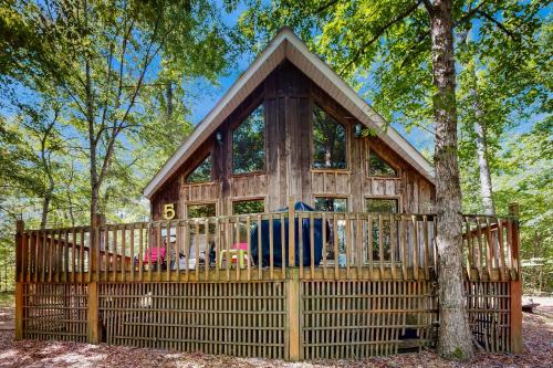 1 Mi to Pickwick Lake! Tranquil Wooded Cabin · Waterloo