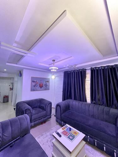 Purple Seven Apartments – khách sạn tại Akowonjo