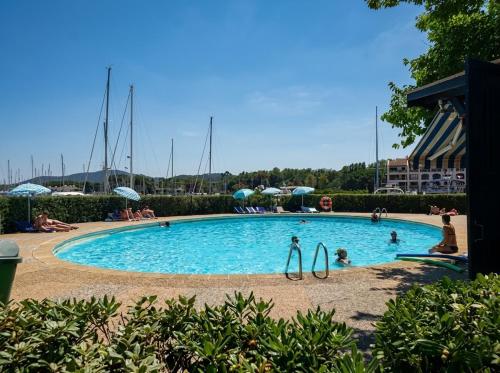 Piscine, Brigantine111 - Golfe de Saint-Tropez - Appartement climatisé avec vue sur la marina (Brigantine111 - Golfe de Saint-Tropez - Appartement climatise avec vue sur la marina) in Cogolin
