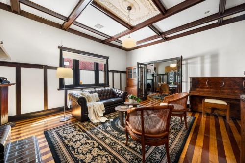 Wayville House - Inner-city Heritage Charm with Garden – khách sạn tại Richmond