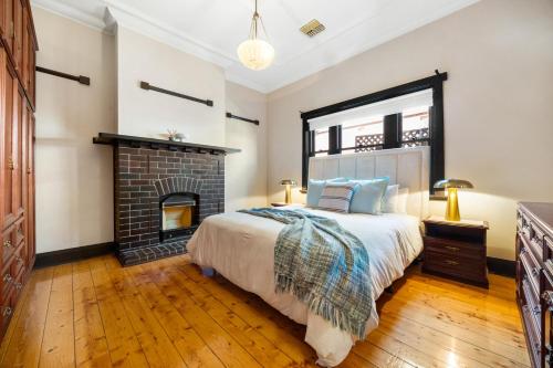 Wayville House - Inner-city Heritage Charm with Garden in Richmond