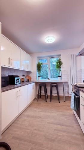 South Liverpool Stylish Stay Near Woolton & Gateacre in Halewood