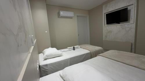 2 twin beds