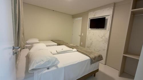 1 double bed, 1 twin bed