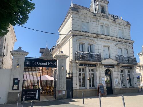 Logis Le Grand Hotel - Hôtel - Montval-sur-Loir