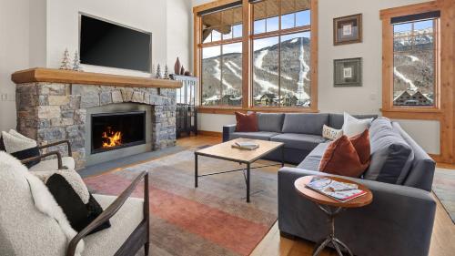 STOWE GLOBE 4 BEDROOM LUXURY CABIN SKI IN SKI OUT By Stowe Mountain Rentals - Stowe