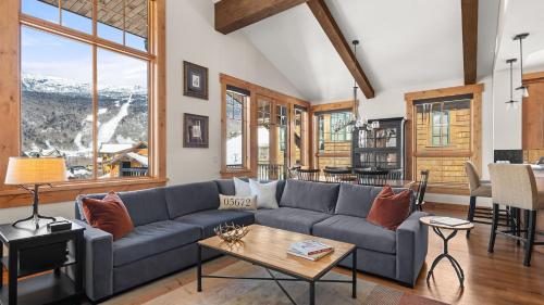 STOWE GLOBE 4 BEDROOM LUXURY CABIN SKI IN SKI OUT in Stowe, USA