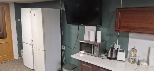 Koplietošanas atpūtas telpa ar TV, Attic rooms-Bēniņu istabas (Attic rooms-Beninu istabas) in Jelgava