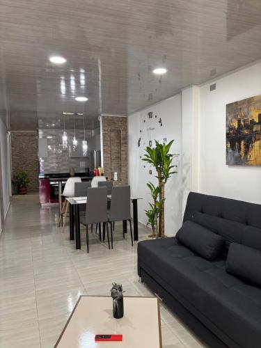 Acogedora y lujosa casa a las afueras con agua