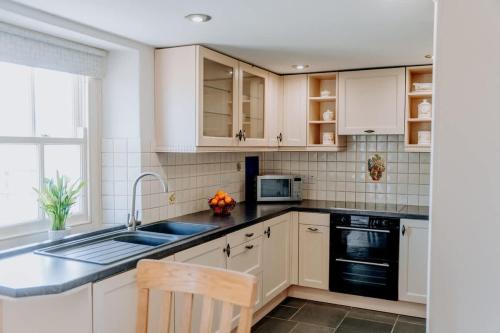 Charming Rural Escape with Play Room BBQ in Llawhaden