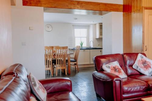 Charming Rural Escape with Play Room BBQ in Llawhaden