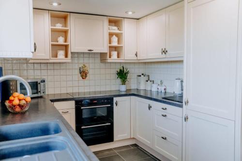 Charming Rural Escape with Play Room BBQ in Llawhaden