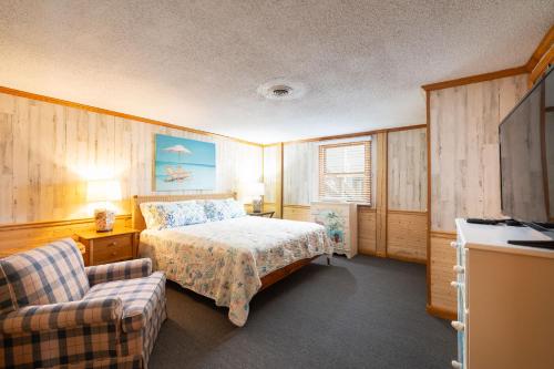 New Listing Walk to Beach Hot Tub & Games - image 3