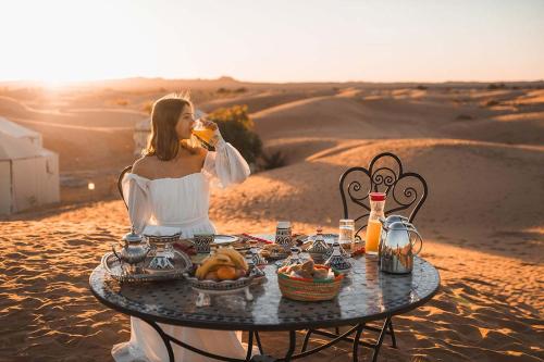 Elite Sahara Desert Camp – khách sạn tại Takojt