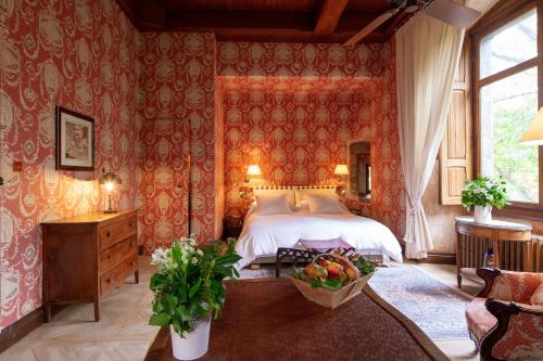 Les Pyrenees - le Grand Hotel & le Chateau in Molitg-les-Bains