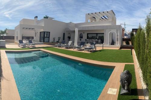 3 Bed Villa - Sleeps 6 - Private Pool - Parking